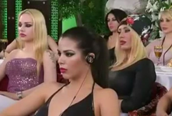 مشهد غريب.. راقصات وفنانات اغراء يتلقين درسا دينيا من داعية تركي صورة رقم 2