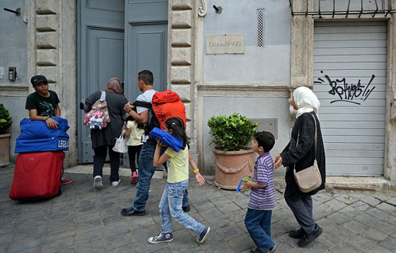 حلم لا يصدق.. بابا الفاتيكان ينقل معه عائلة سورية هاربة صورة رقم 7