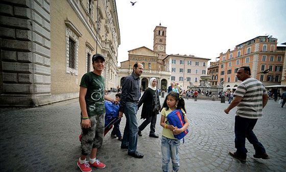 حلم لا يصدق.. بابا الفاتيكان ينقل معه عائلة سورية هاربة صورة رقم 8