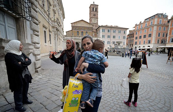 حلم لا يصدق.. بابا الفاتيكان ينقل معه عائلة سورية هاربة صورة رقم 3