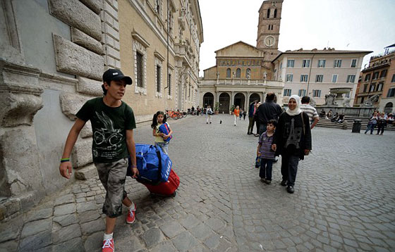 حلم لا يصدق.. بابا الفاتيكان ينقل معه عائلة سورية هاربة صورة رقم 9