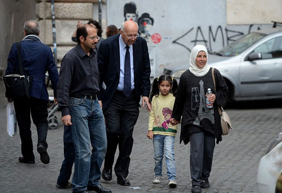 حلم لا يصدق.. بابا الفاتيكان ينقل معه عائلة سورية هاربة صورة رقم 10