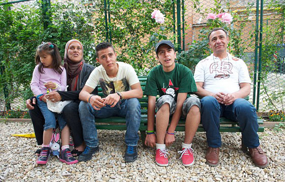 حلم لا يصدق.. بابا الفاتيكان ينقل معه عائلة سورية هاربة صورة رقم 12