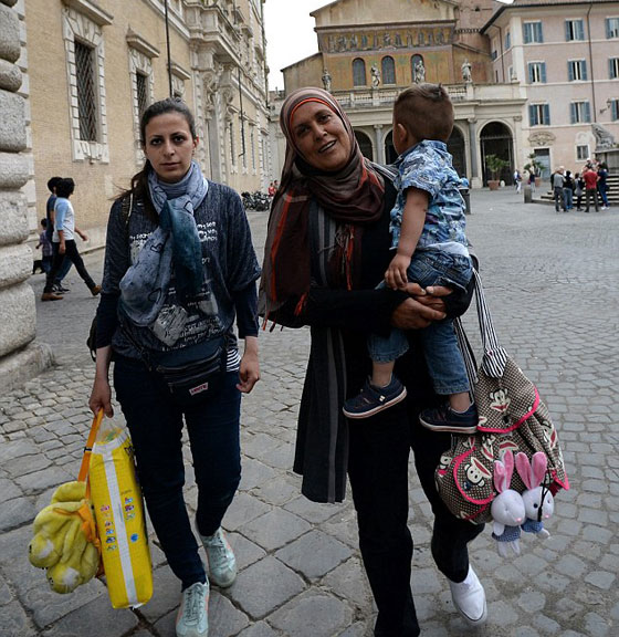 حلم لا يصدق.. بابا الفاتيكان ينقل معه عائلة سورية هاربة صورة رقم 4