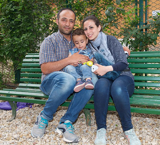 حلم لا يصدق.. بابا الفاتيكان ينقل معه عائلة سورية هاربة صورة رقم 1