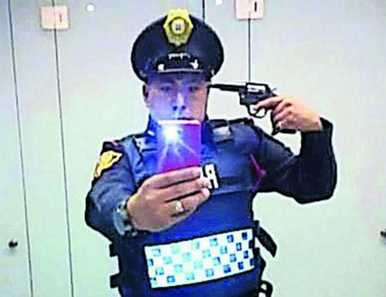 فضيحة.. صورة في سيارة الدورية قد تؤدي لفصل ضابطة مكسيكية!! صورة رقم 2