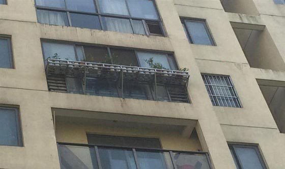 صور طفل يسقط على وجهه من الطابق 15 وينجو باعجوبة!! صورة رقم 1