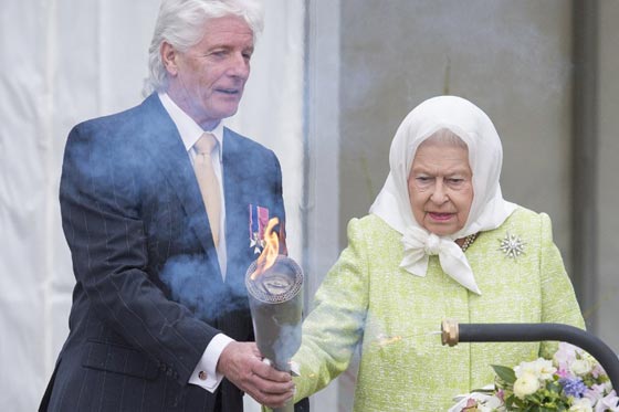 كعكة عيد الميلاد الـ90 للملكة اليزابيث اعدتها مسلمة محجبة مبدعة صورة رقم 11