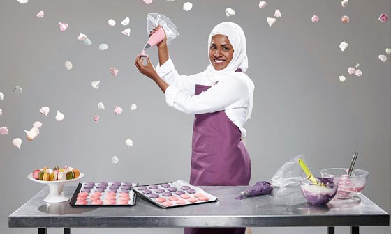 كعكة عيد الميلاد الـ90 للملكة اليزابيث اعدتها مسلمة محجبة مبدعة صورة رقم 14