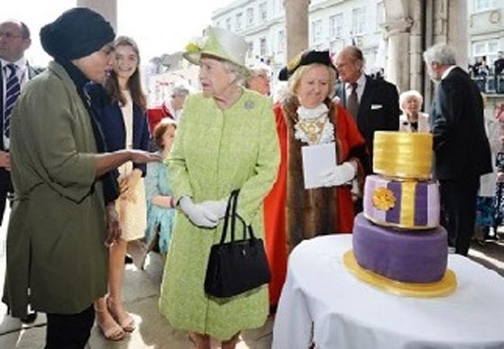 كعكة عيد الميلاد الـ90 للملكة اليزابيث اعدتها مسلمة محجبة مبدعة صورة رقم 2