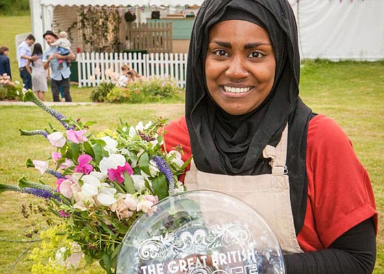 كعكة عيد الميلاد الـ90 للملكة اليزابيث اعدتها مسلمة محجبة مبدعة صورة رقم 16