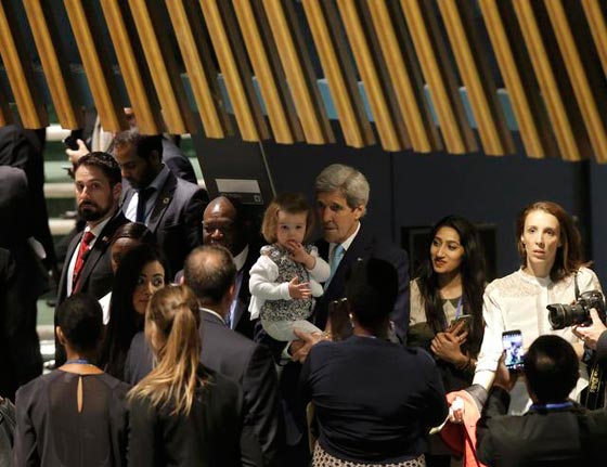 ما الرسالة التي اراد كيري ايصالها من وراء اصطحاب حفيدته الى قمة المناخ؟ صورة رقم 7