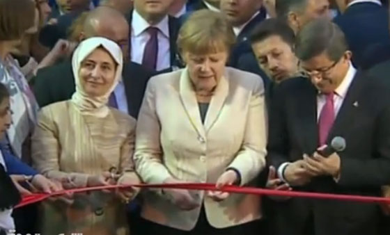 ميركل نجم يلمع في سماء اللاجئين السوريين.. يصفونها بام المنبوذين صورة رقم 9