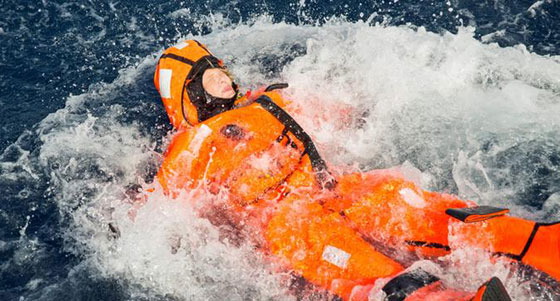 وزيرة نرويجية تحاول فهم معاناة اللاجئين بقذف نفسها في البحر!! صورة رقم 1