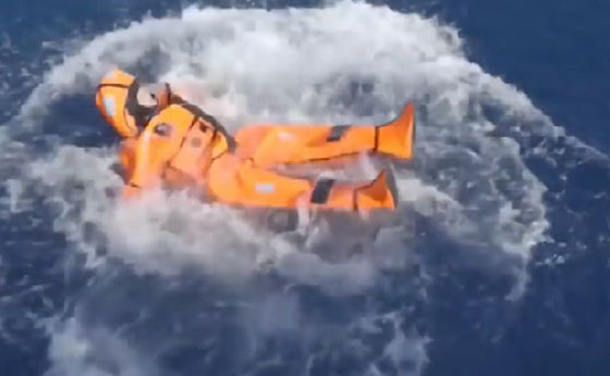 وزيرة نرويجية تحاول فهم معاناة اللاجئين بقذف نفسها في البحر!! صورة رقم 2