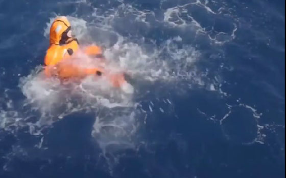 وزيرة نرويجية تحاول فهم معاناة اللاجئين بقذف نفسها في البحر!! صورة رقم 4