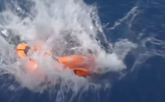 وزيرة نرويجية تحاول فهم معاناة اللاجئين بقذف نفسها في البحر!! صورة رقم 5