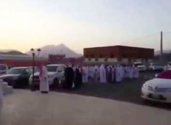 فيديو مثير.. عريس يعتدي على احد المدعوين الى عرسه صورة رقم 2