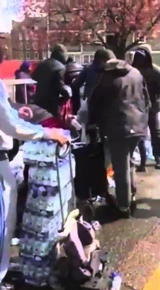 فيديو مخجل.. الناس يسرقون مياه الشرب للعدائين في ماراثون لندن صورة رقم 1