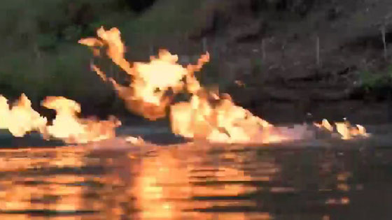 المياه تشتعل في نهر استرالي والذي اشعلها هو نائب في البرلمان صورة رقم 6