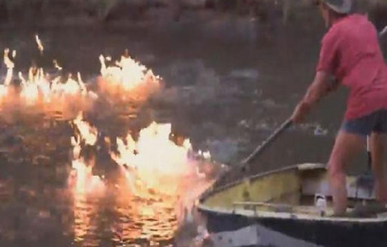 المياه تشتعل في نهر استرالي والذي اشعلها هو نائب في البرلمان صورة رقم 5