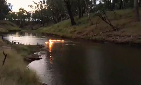 المياه تشتعل في نهر استرالي والذي اشعلها هو نائب في البرلمان صورة رقم 7