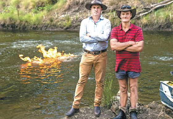 المياه تشتعل في نهر استرالي والذي اشعلها هو نائب في البرلمان صورة رقم 1