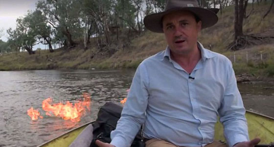 المياه تشتعل في نهر استرالي والذي اشعلها هو نائب في البرلمان صورة رقم 3