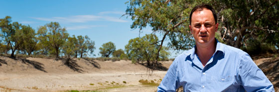 المياه تشتعل في نهر استرالي والذي اشعلها هو نائب في البرلمان صورة رقم 9