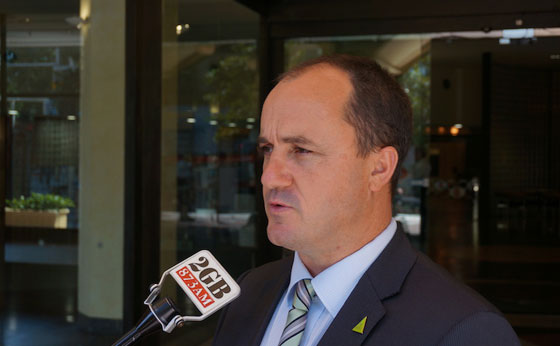 المياه تشتعل في نهر استرالي والذي اشعلها هو نائب في البرلمان صورة رقم 11