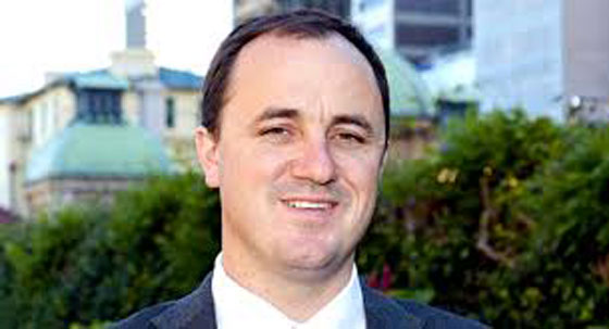 المياه تشتعل في نهر استرالي والذي اشعلها هو نائب في البرلمان صورة رقم 10