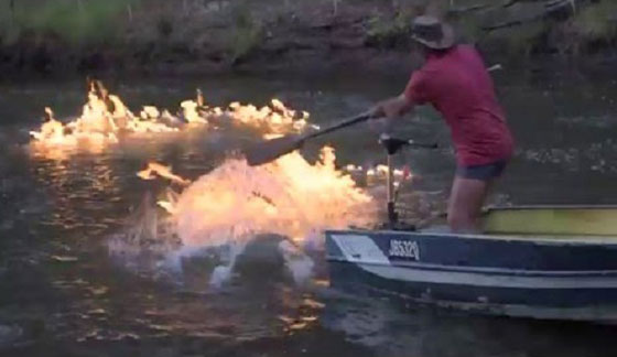 المياه تشتعل في نهر استرالي والذي اشعلها هو نائب في البرلمان صورة رقم 4