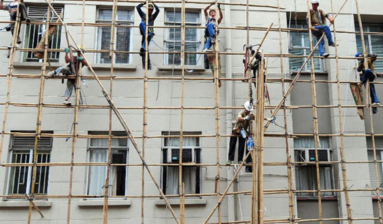 على عصي الخيزران وبين السماء والطارق يعمل رجال العنكبوت صورة رقم 1