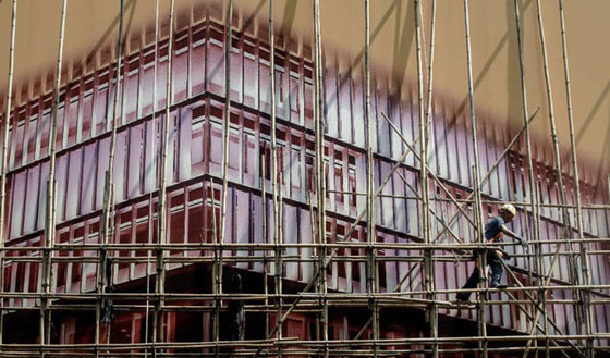 على عصي الخيزران وبين السماء والطارق يعمل رجال العنكبوت صورة رقم 3