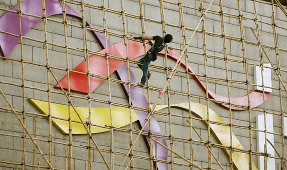 على عصي الخيزران وبين السماء والطارق يعمل رجال العنكبوت صورة رقم 4