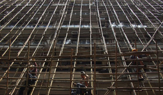 على عصي الخيزران وبين السماء والطارق يعمل رجال العنكبوت صورة رقم 9