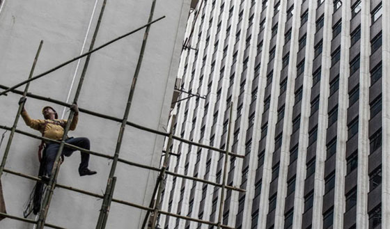 على عصي الخيزران وبين السماء والطارق يعمل رجال العنكبوت صورة رقم 5