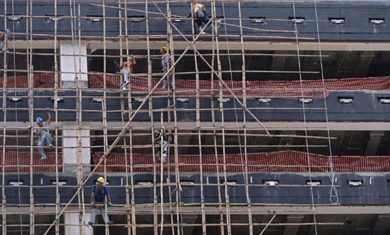 على عصي الخيزران وبين السماء والطارق يعمل رجال العنكبوت صورة رقم 6