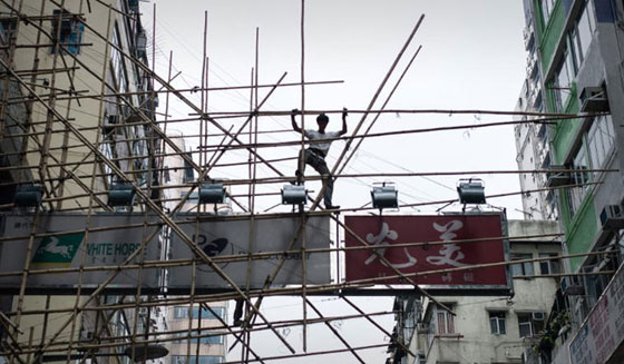 على عصي الخيزران وبين السماء والطارق يعمل رجال العنكبوت صورة رقم 7