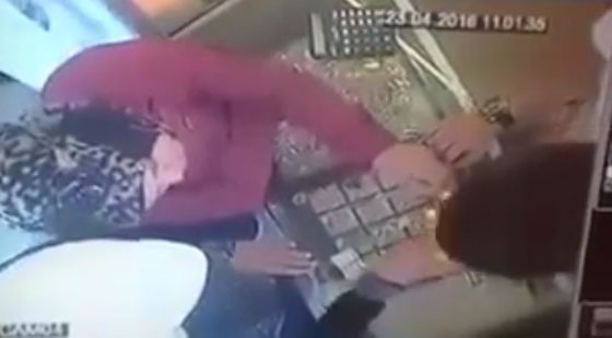 فيديو مثير يظهر امرأة وهي تسرق سوارا باسلوب ماكر صورة رقم 1