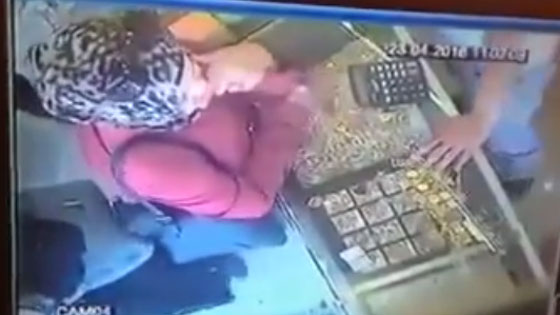 فيديو مثير يظهر امرأة وهي تسرق سوارا باسلوب ماكر صورة رقم 2