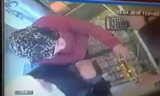 فيديو مثير يظهر امرأة وهي تسرق سوارا باسلوب ماكر صورة رقم 3