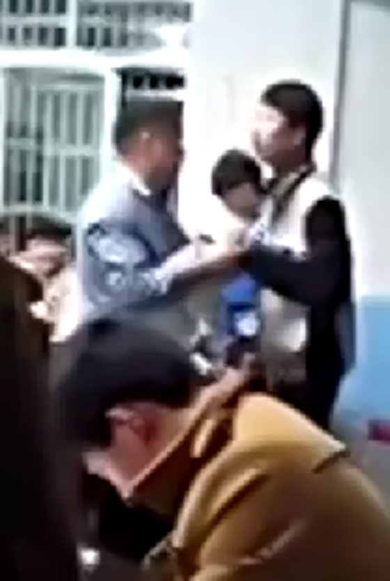 طلاب يعتدون على معلمهم لانه قلل من رجولة زميلهم.. فيديو صورة رقم 1