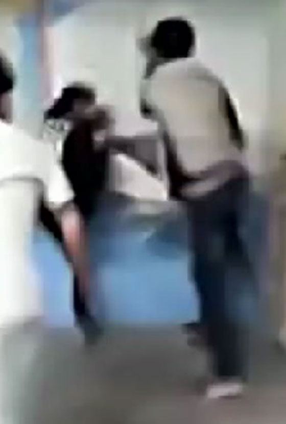 طلاب يعتدون على معلمهم لانه قلل من رجولة زميلهم.. فيديو صورة رقم 2