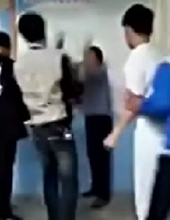 طلاب يعتدون على معلمهم لانه قلل من رجولة زميلهم.. فيديو صورة رقم 3