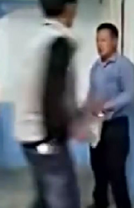 طلاب يعتدون على معلمهم لانه قلل من رجولة زميلهم.. فيديو صورة رقم 4