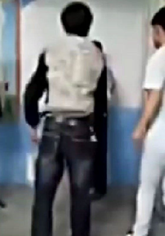 طلاب يعتدون على معلمهم لانه قلل من رجولة زميلهم.. فيديو صورة رقم 5