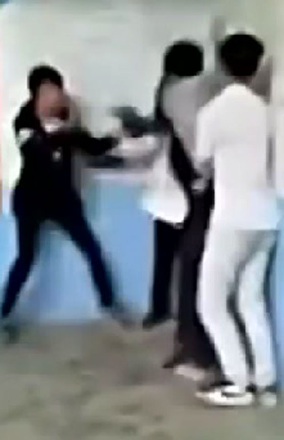 طلاب يعتدون على معلمهم لانه قلل من رجولة زميلهم.. فيديو صورة رقم 6