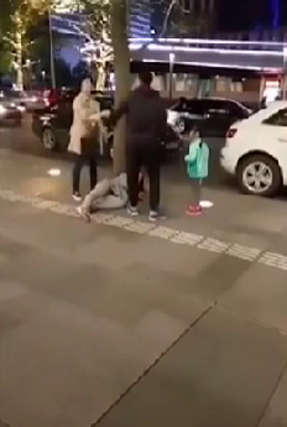 الابناء يضرسون.. شاهد ما حصل لطفلة ضرب والدها امها في الشارع صورة رقم 3