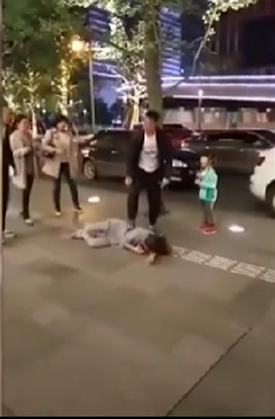 الابناء يضرسون.. شاهد ما حصل لطفلة ضرب والدها امها في الشارع صورة رقم 5